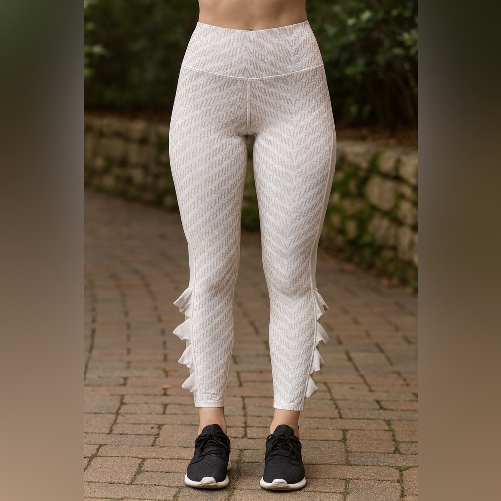 Victoria’s Secret sport knockout crop leggings
Size small